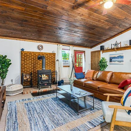 Secluded W Hot Tub, Fire Pit, Deck & Updated Wifi Great Cacapon Bagian luar foto