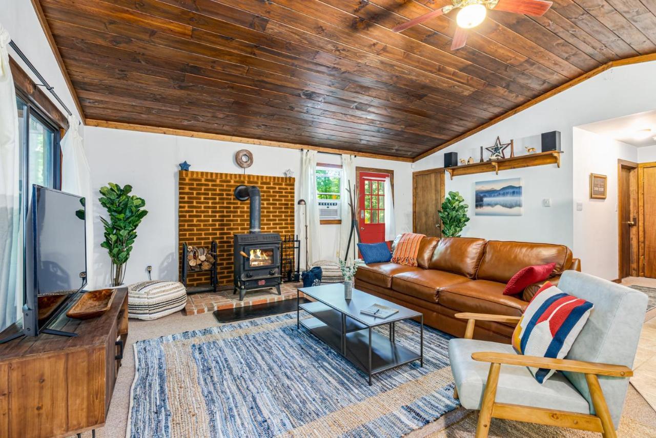 Secluded W Hot Tub, Fire Pit, Deck & Updated Wifi Great Cacapon Bagian luar foto