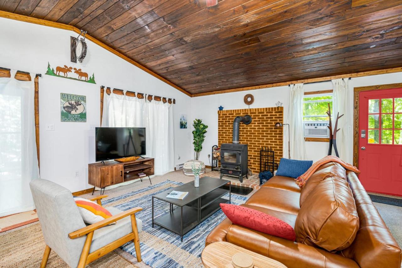 Secluded W Hot Tub, Fire Pit, Deck & Updated Wifi Great Cacapon Bagian luar foto
