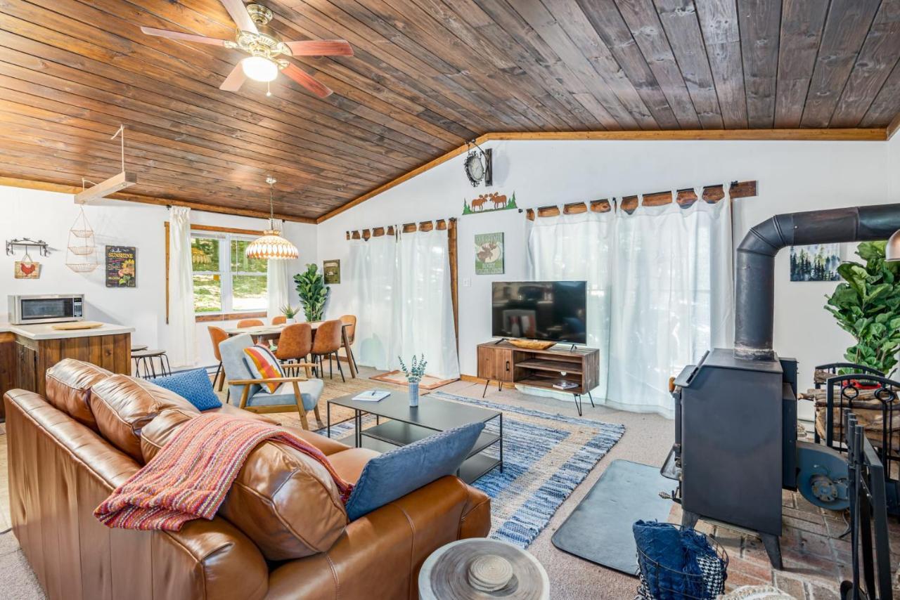 Secluded W Hot Tub, Fire Pit, Deck & Updated Wifi Great Cacapon Bagian luar foto