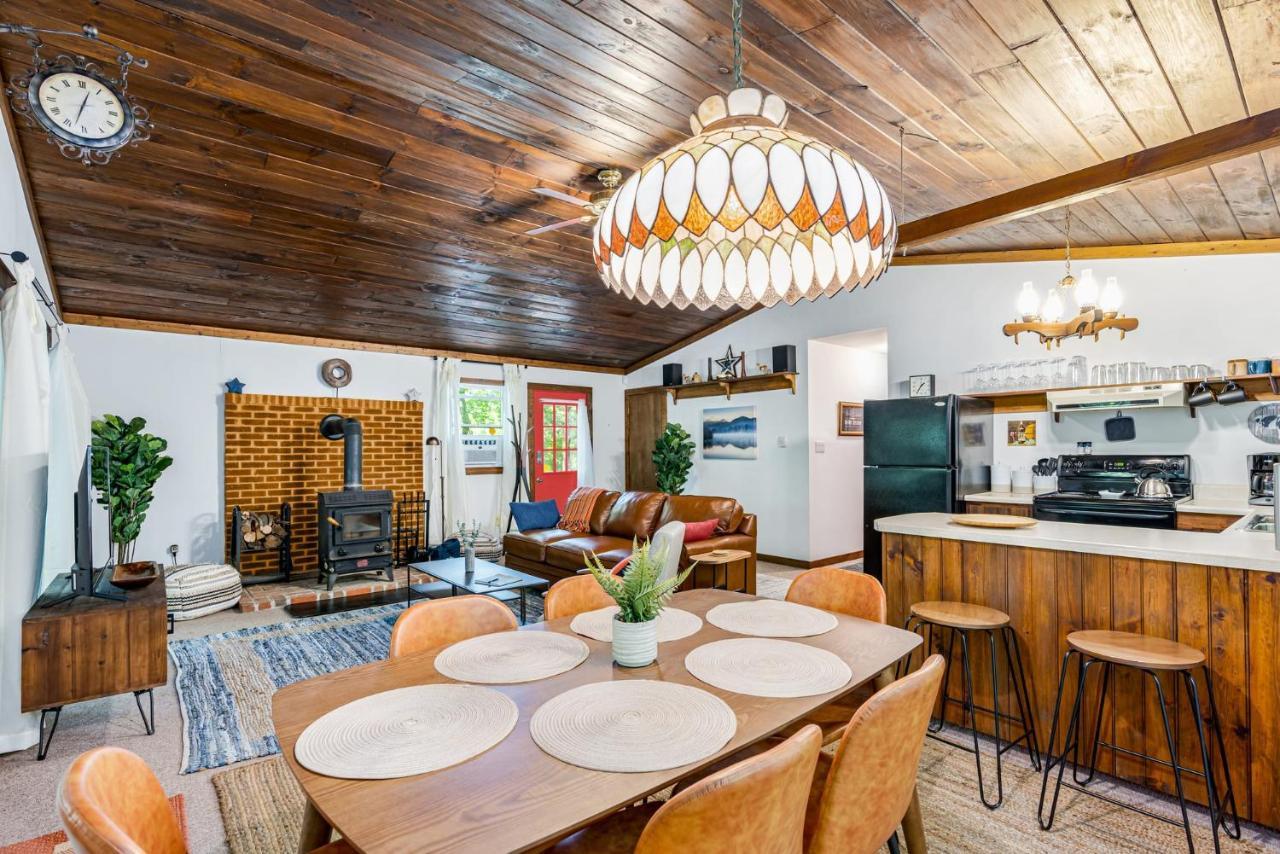 Secluded W Hot Tub, Fire Pit, Deck & Updated Wifi Great Cacapon Bagian luar foto