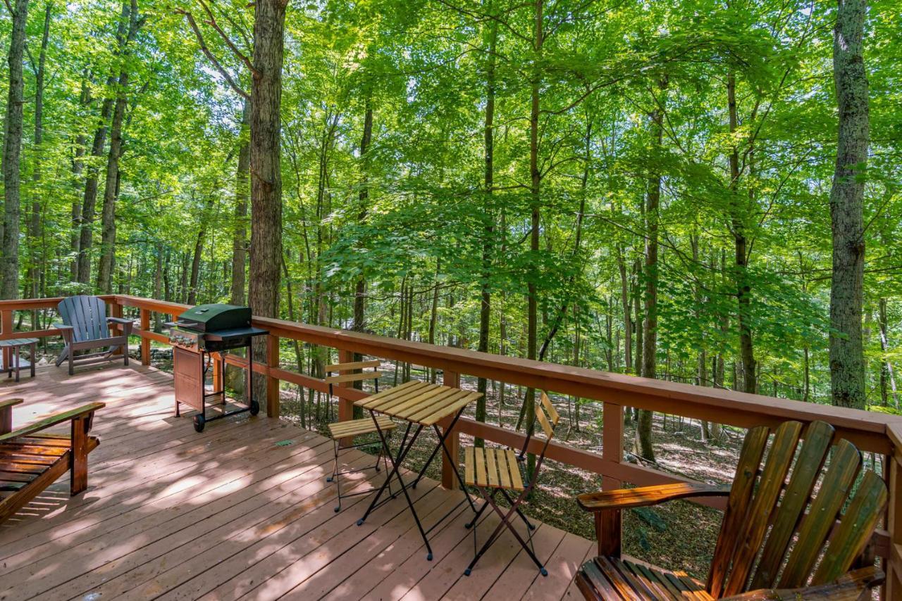 Secluded W Hot Tub, Fire Pit, Deck & Updated Wifi Great Cacapon Bagian luar foto