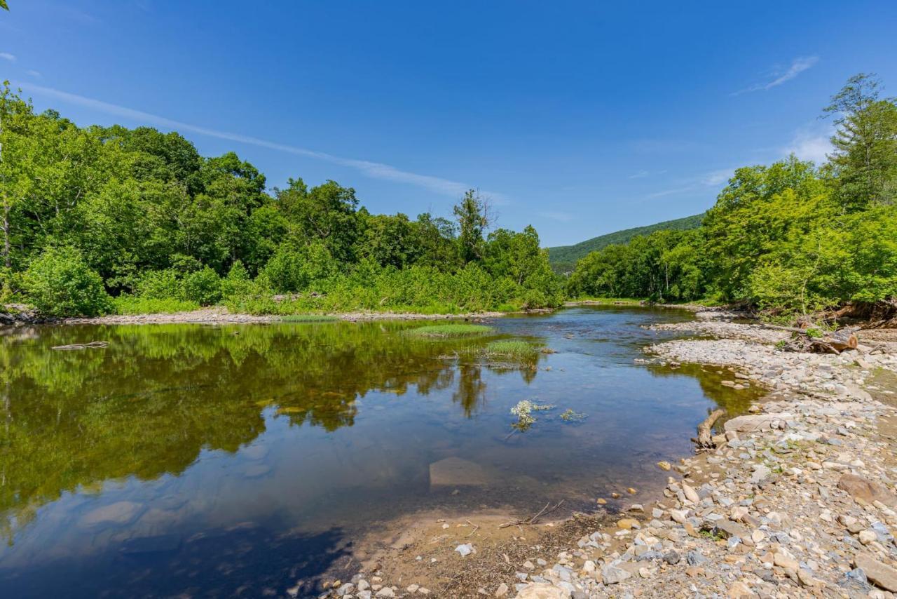 Secluded W Hot Tub, Fire Pit, Deck & Updated Wifi Great Cacapon Bagian luar foto
