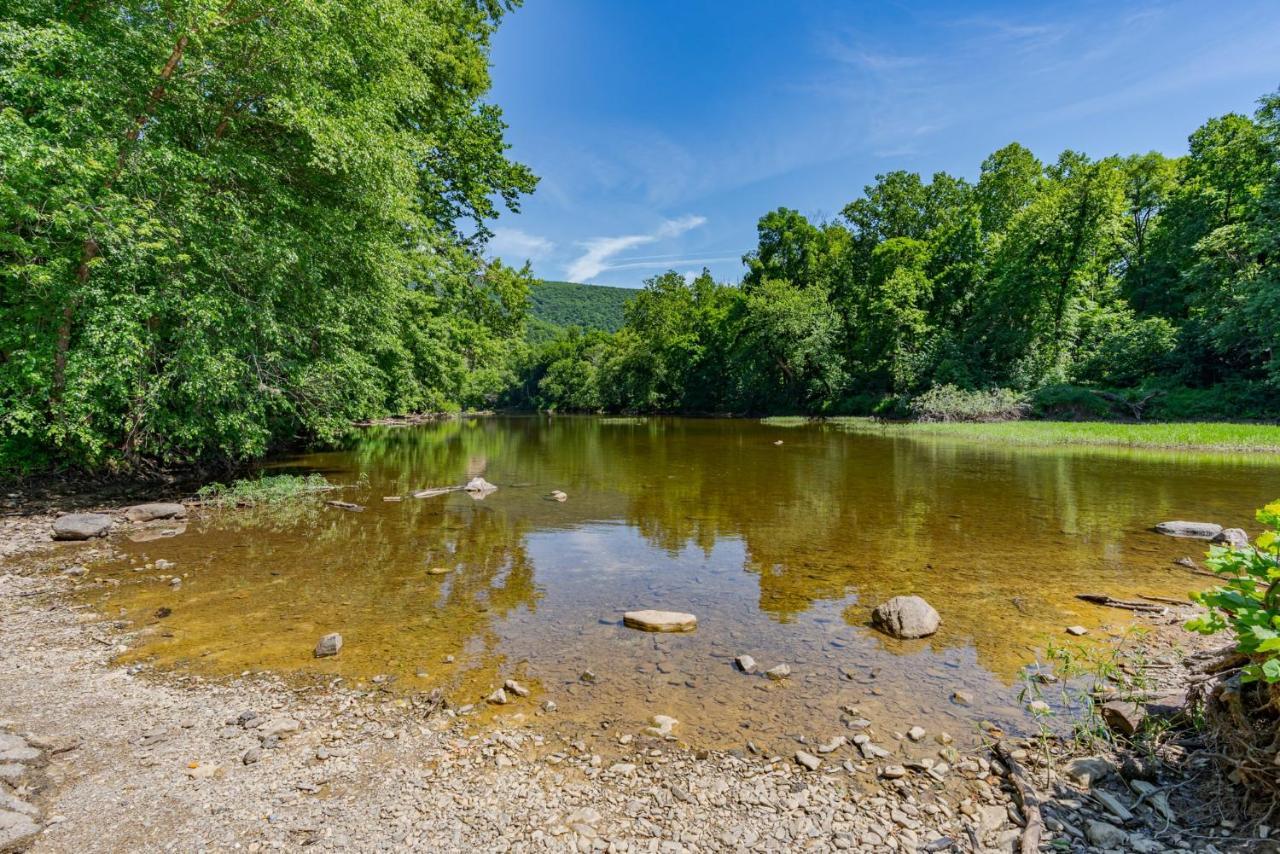 Secluded W Hot Tub, Fire Pit, Deck & Updated Wifi Great Cacapon Bagian luar foto