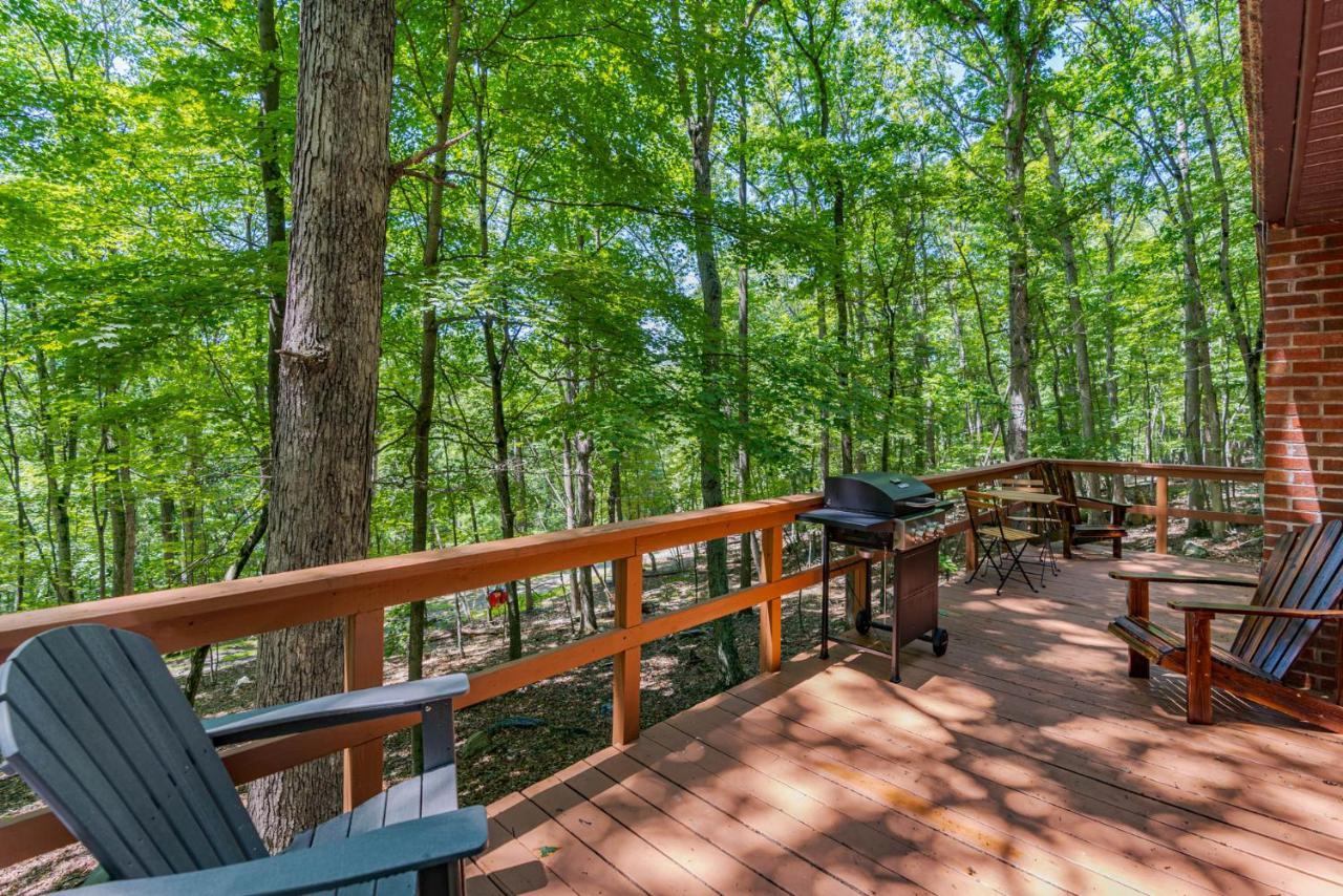 Secluded W Hot Tub, Fire Pit, Deck & Updated Wifi Great Cacapon Bagian luar foto