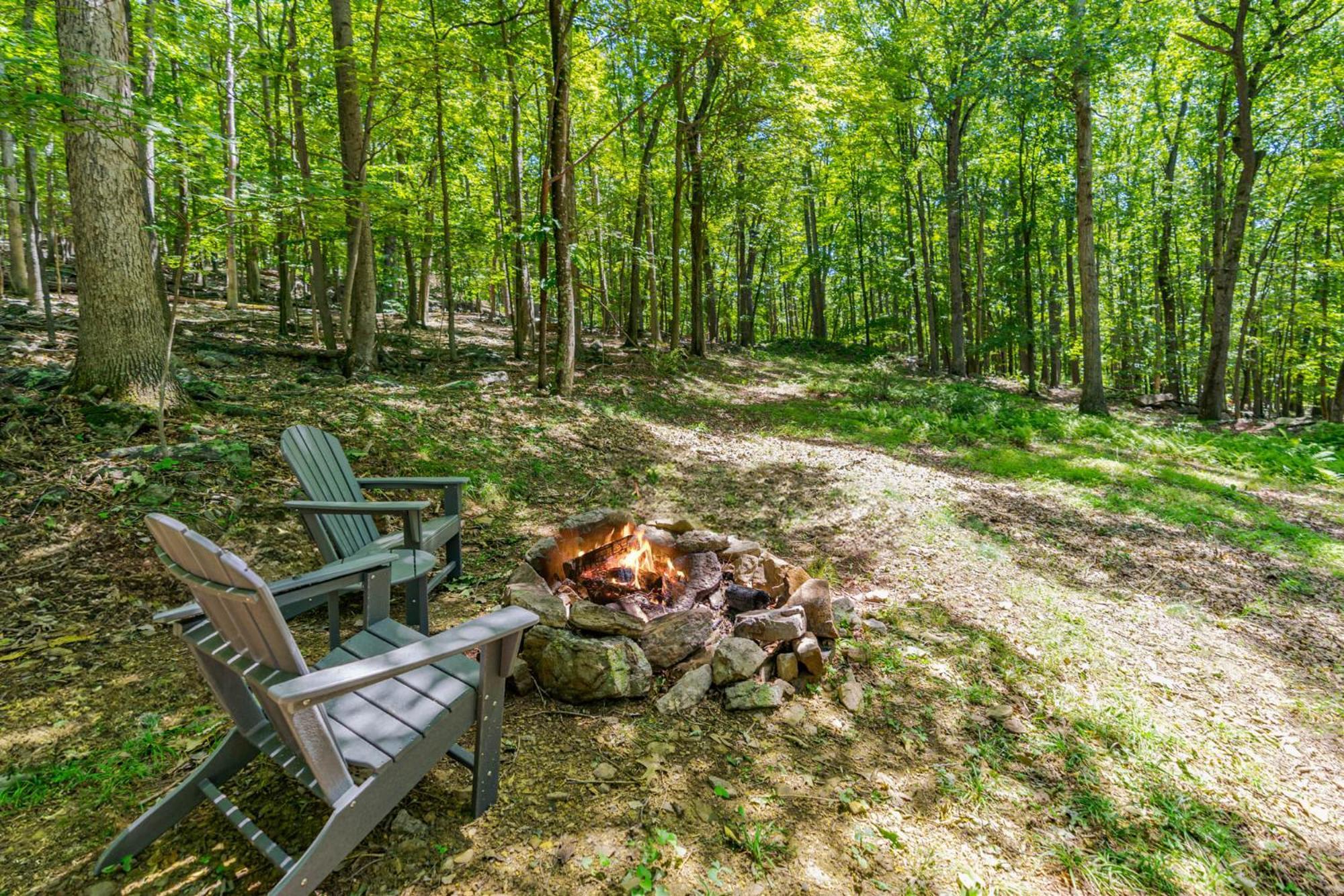 Secluded W Hot Tub, Fire Pit, Deck & Updated Wifi Great Cacapon Bagian luar foto