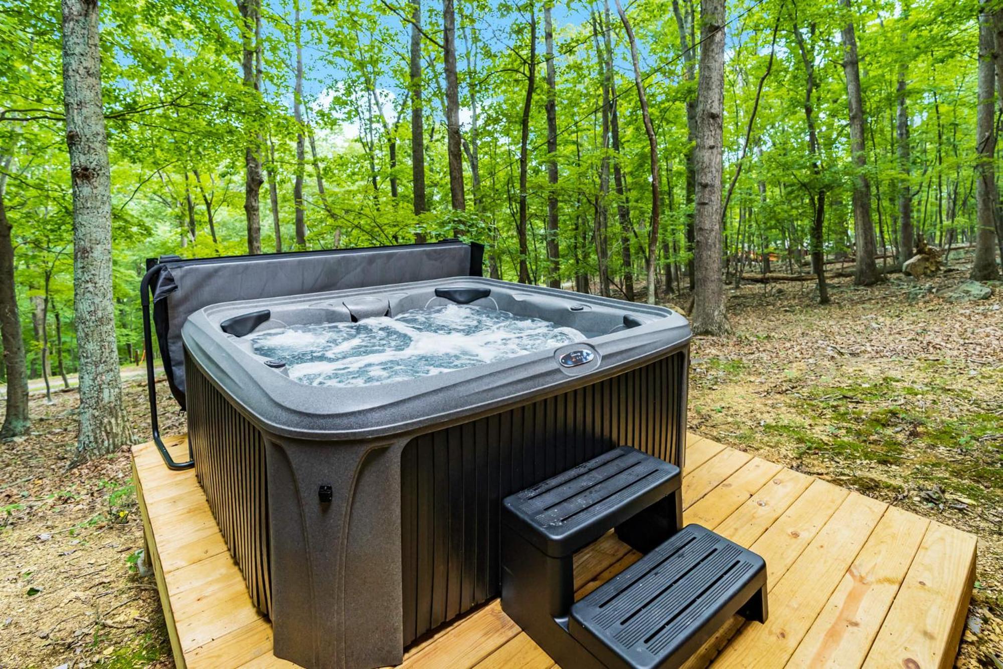 Secluded W Hot Tub, Fire Pit, Deck & Updated Wifi Great Cacapon Bagian luar foto
