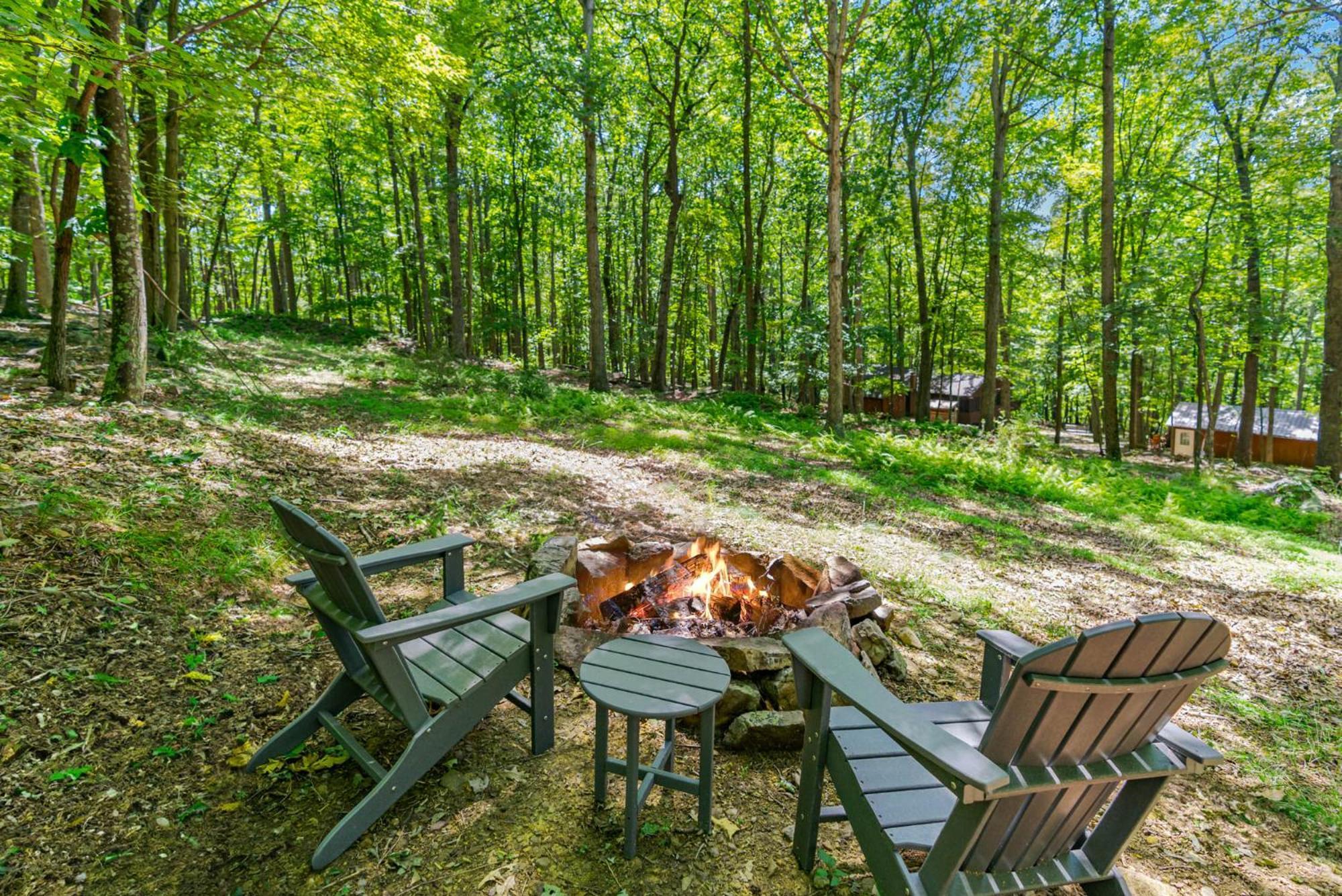 Secluded W Hot Tub, Fire Pit, Deck & Updated Wifi Great Cacapon Bagian luar foto
